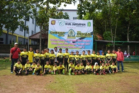 Siswa SDIT Az-Zahra bermain Futsal