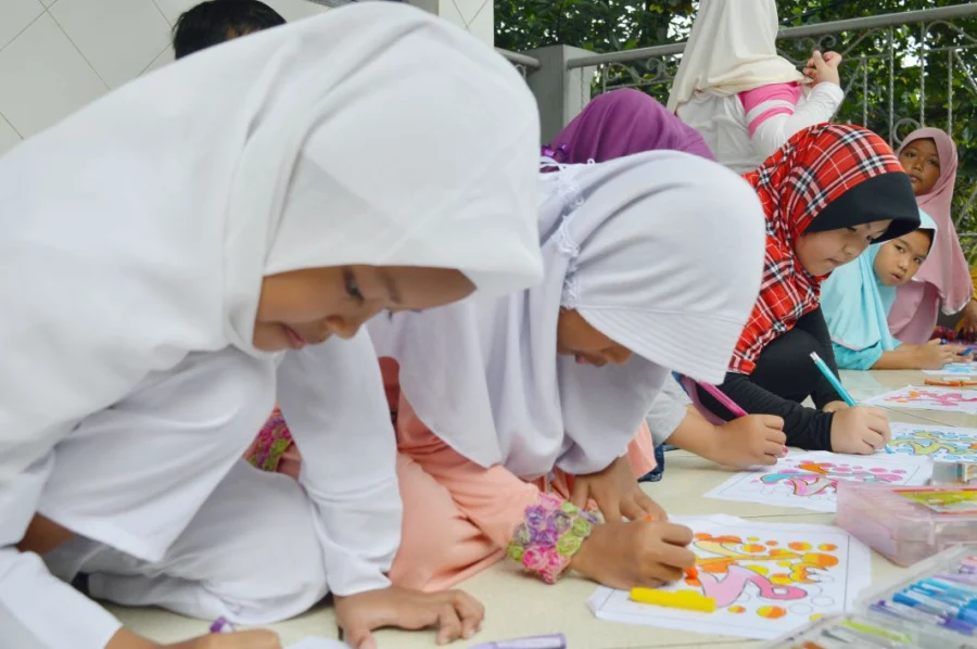 Siswa SDIT Az-Zahra melukis dan berkaligrafi