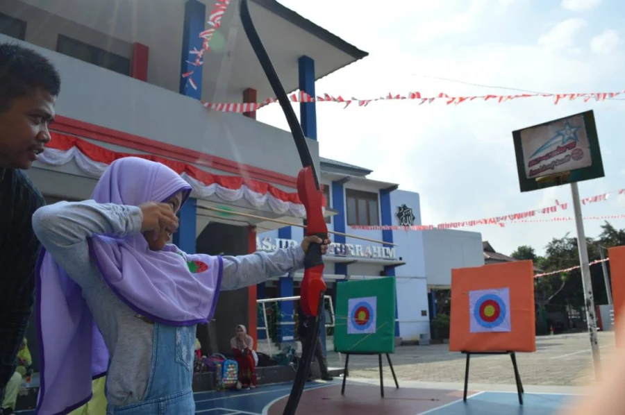 Siswa SDIT Az-Zahra berlatih Panahan