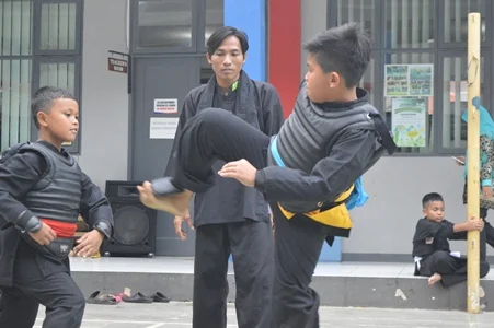 Siswa SDIT Az-Zahra berlatih Pencak Silat
