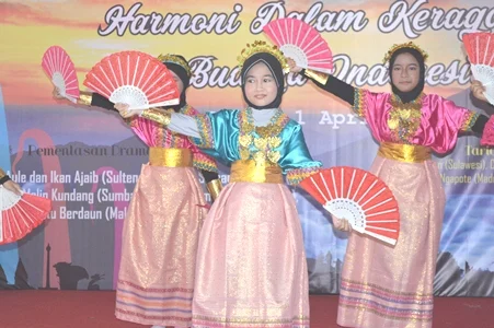 Siswi SDIT Az-Zahra tampil dalam ekstrakurikuler Seni Tari