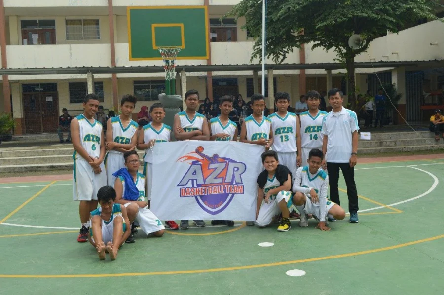Siswa SMPIP Az-Zahra bermain Basketball