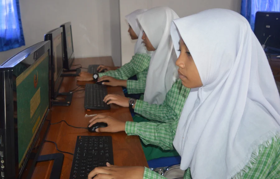 Siswa SMPIP Az-Zahra belajar Multimedia