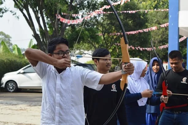 Siswa SMPIP Az-Zahra berlatih Panahan