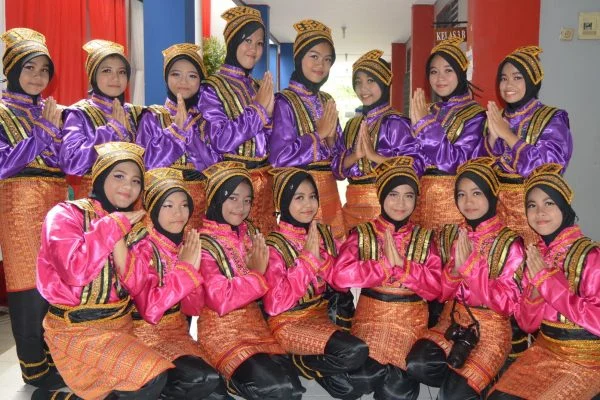 Siswi SMPIP Az-Zahra menampilkan Tari Saman