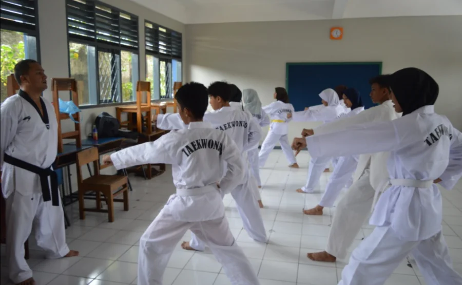 Siswa SMPIP Az-Zahra berlatih Taekwondo