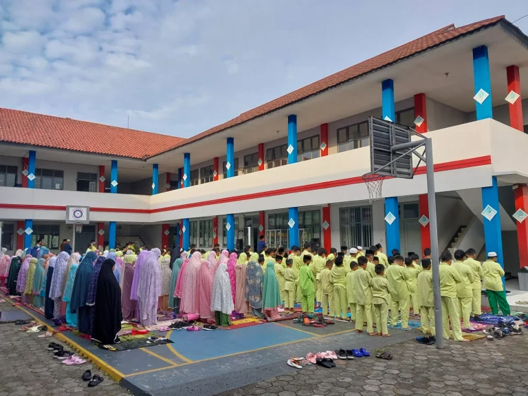 Siswa SDIT Az-Zahra melaksanakan shalat Dhuha berjamaah
