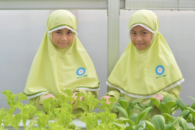 Kegiatan siswa SDIT Az-Zahra di greenhouse sekolah