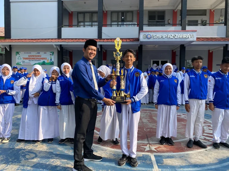 Penyerahan piala lomba Paskibra kepada siswa SMPIP Az-Zahra
