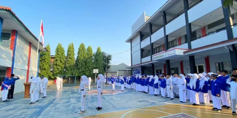 Upacara bendera setiap hari Senin di SMPIP Az-Zahra
